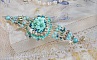 Bracelet Blue Flowers Haute-Couture brod&eacute; avec des Cristaux de Swarovski, un cabochon en r&eacute;sine, des perles rondes en satin, des rocailles avec une cha&icirc;nette et un fermoir en Argent 925/1000