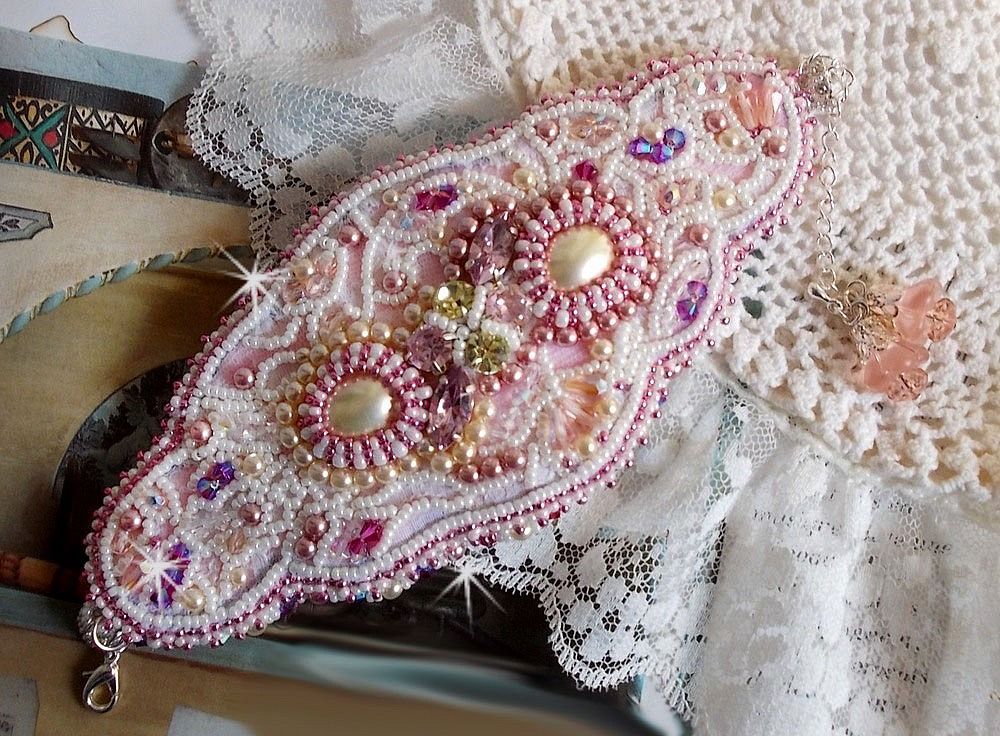 Bracelet Haute-Couture Valmont avec une dentelle ivoire tr&egrave;s ancienne et des cristaux