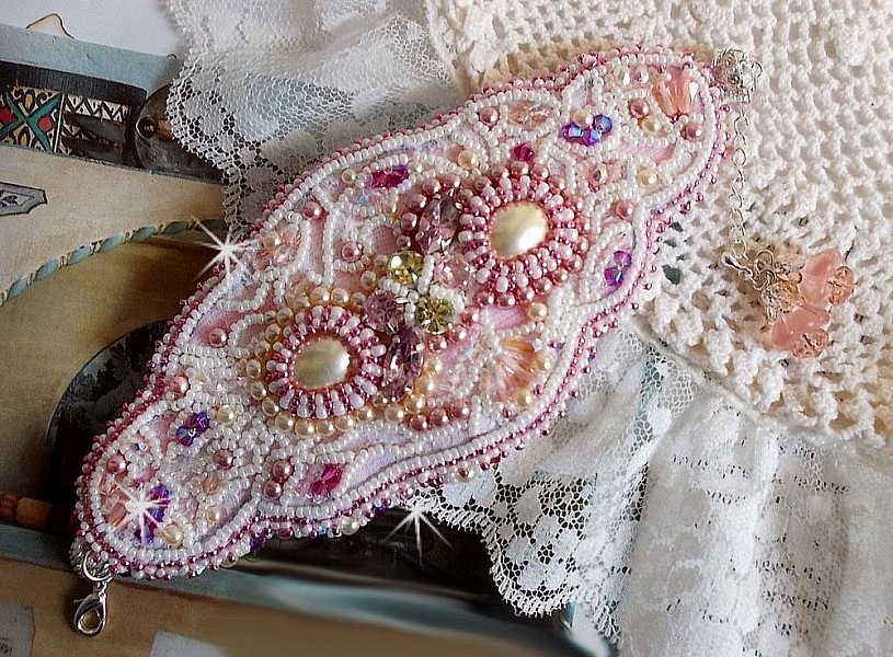 Bracelet Haute-Couture Valmont avec une dentelle ivoire tr&egrave;s ancienne et des cristaux