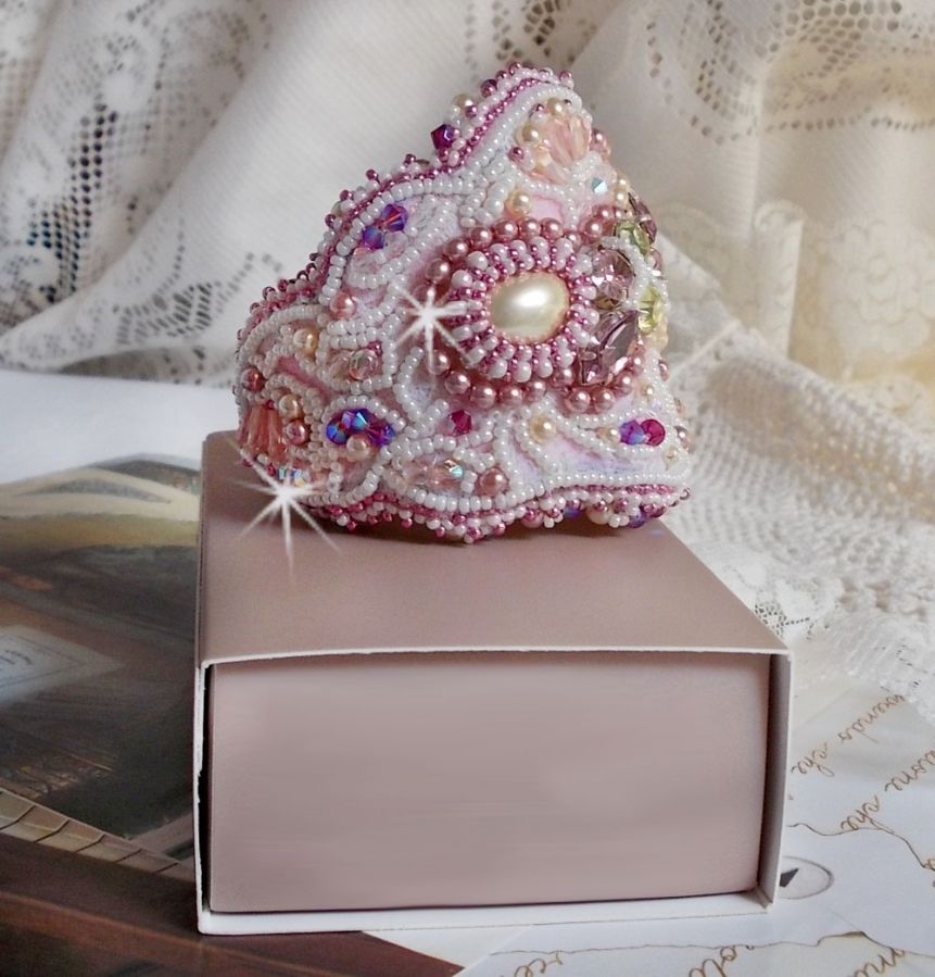 Bracelet Haute-Couture Valmont avec une dentelle ivoire tr&egrave;s ancienne et des cristaux