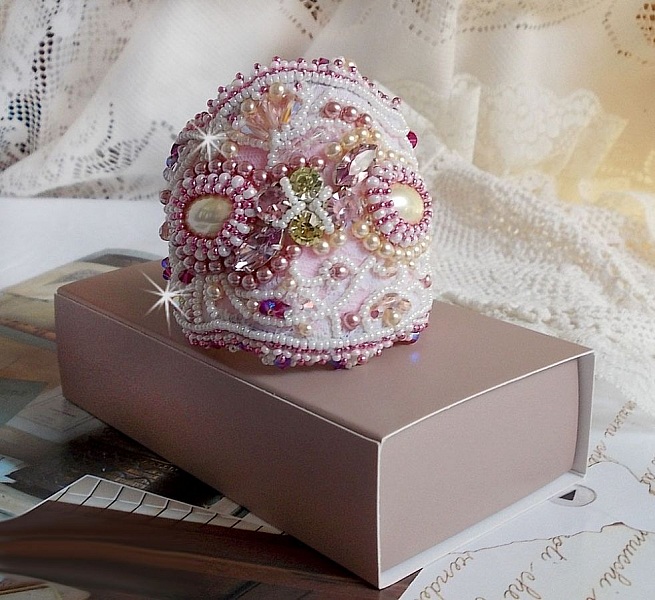 Bracelet Haute-Couture Valmont avec une dentelle ivoire tr&egrave;s ancienne et des cristaux