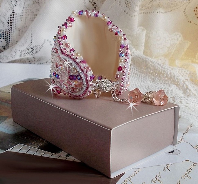 Bracelet Haute-Couture Valmont avec une dentelle ivoire tr&egrave;s ancienne et des cristaux