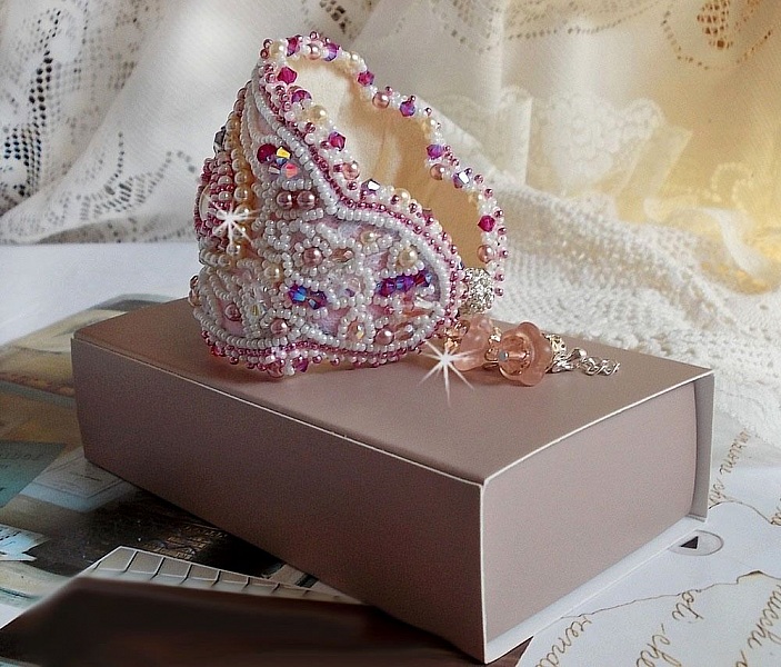 Bracelet Haute-Couture Valmont avec une dentelle ivoire tr&egrave;s ancienne et des cristaux