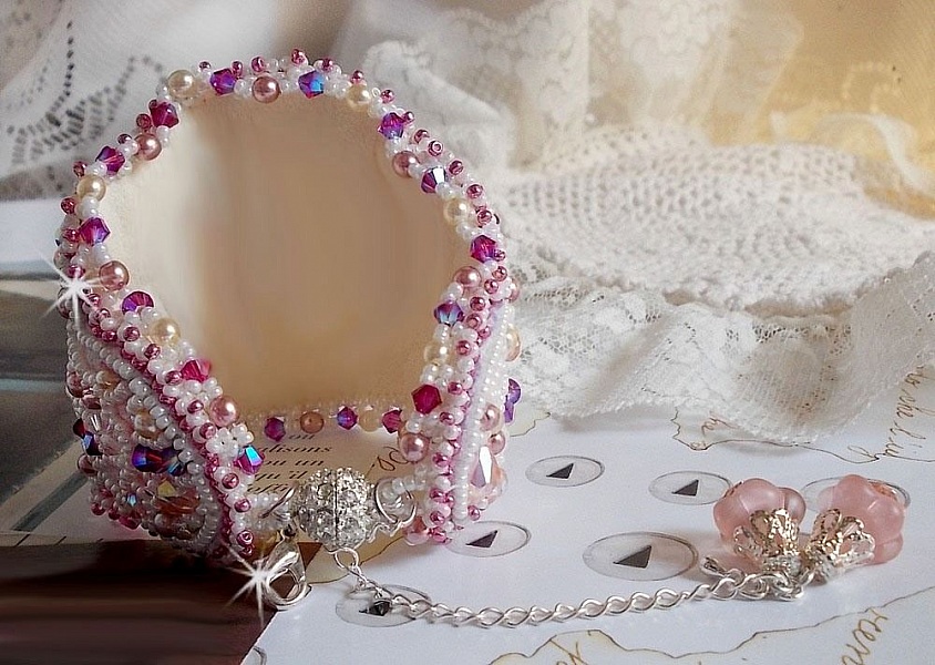 Bracelet Haute-Couture Valmont avec une dentelle ivoire tr&egrave;s ancienne et des cristaux