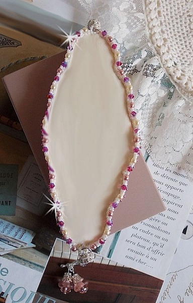 Bracelet Haute-Couture Valmont avec une dentelle ivoire tr&egrave;s ancienne et des cristaux