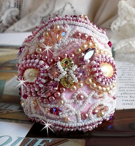 Bracelet Haute-Couture Valmont avec une dentelle ivoire tr&egrave;s ancienne et des cristaux