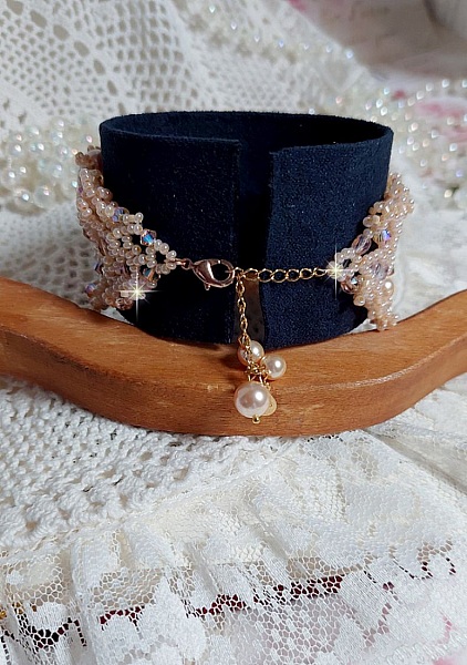 Bracelet Idylle Beauty brod&eacute; avec des cristaux : perles rondes nacr&eacute;es, toupies, facettes Verre &agrave; laquelle s&rsquo;ajoute des rocailles avec un fermoir en Plaqu&eacute; Or et une cha&icirc;nette en Argent 925/1000