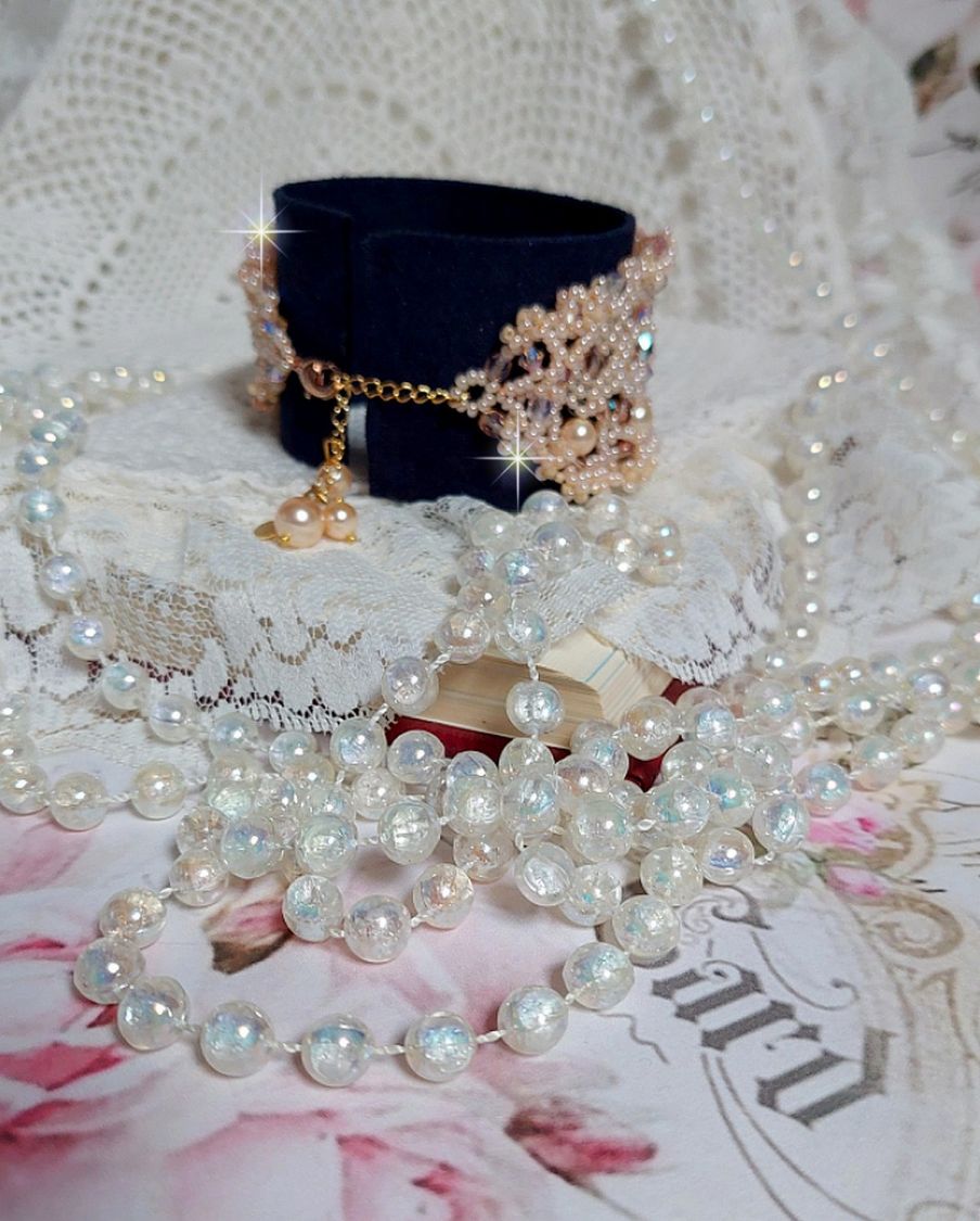 Bracelet Idylle Beauty brod&eacute; avec des cristaux : perles rondes nacr&eacute;es, toupies, facettes Verre &agrave; laquelle s&rsquo;ajoute des rocailles avec un fermoir en Plaqu&eacute; Or et une cha&icirc;nette en Argent 925/1000