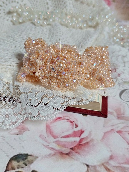 Bracelet Idylle Beauty brod&eacute; avec des cristaux : perles rondes nacr&eacute;es, toupies, facettes Verre &agrave; laquelle s&rsquo;ajoute des rocailles avec un fermoir en Plaqu&eacute; Or et une cha&icirc;nette en Argent 925/1000