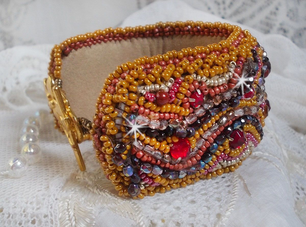 Bracelet Jaspe Rouge manchette brod&eacute; avec un cabochon Jaspe Rouge, des Cristaux de Swarovski et des rocailles