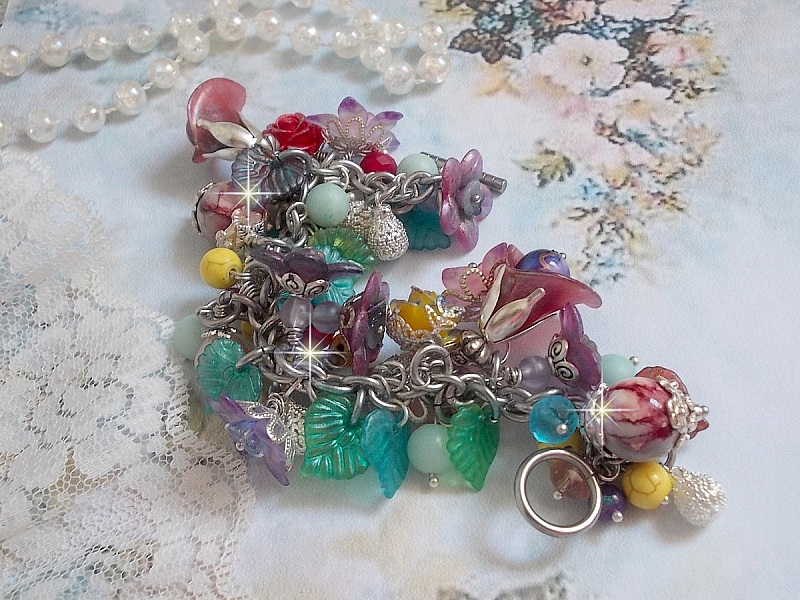 Bracelet Lady Luxe mont&eacute; avec des perles de gemme : L&rsquo;Amazonite et la Sugilite &agrave; laquelle s&rsquo;ajoute des fleurs de diff&eacute;rentes vari&eacute;t&eacute;s peintes &agrave; la main : lucite et r&eacute;sine, breloques et perles
