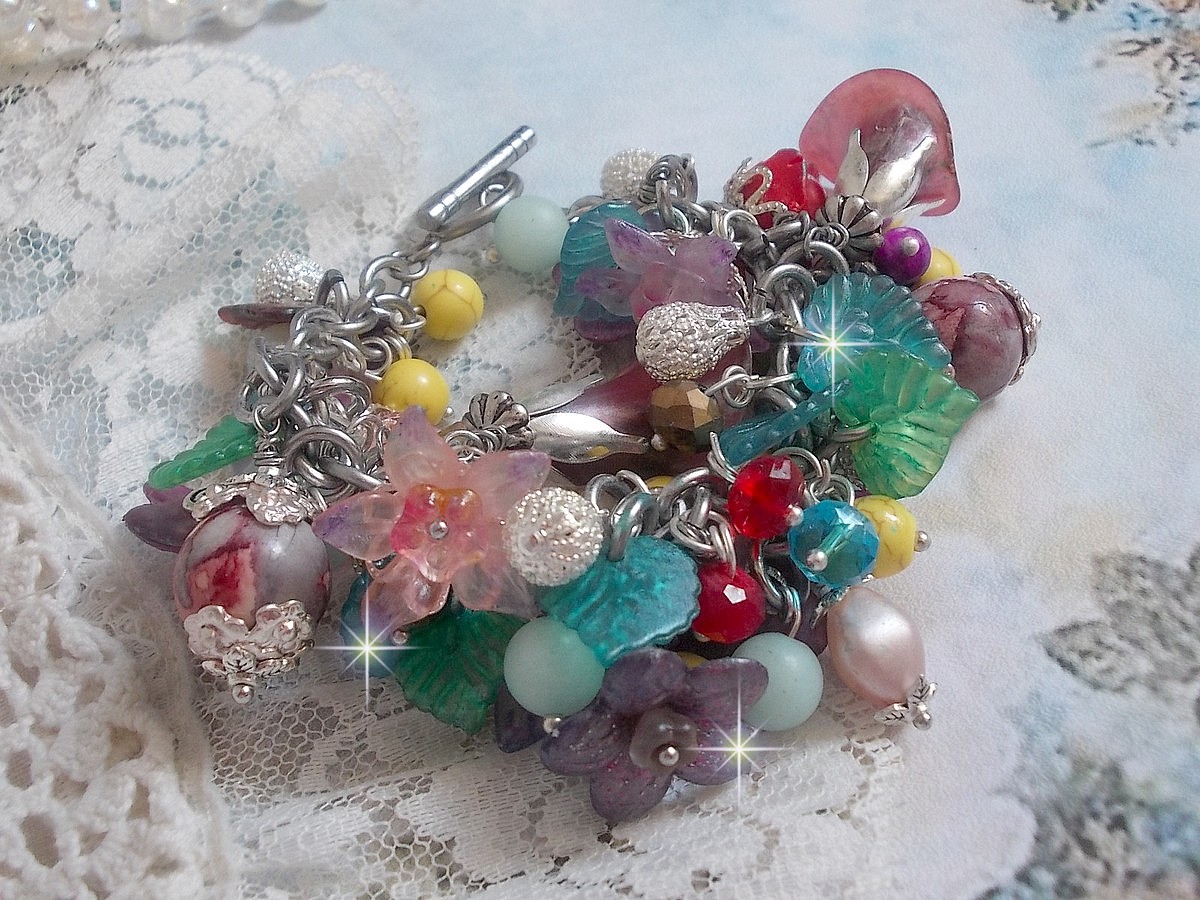 Bracelet Lady Luxe mont&eacute; avec des perles de gemme : L&rsquo;Amazonite et la Sugilite &agrave; laquelle s&rsquo;ajoute des fleurs de diff&eacute;rentes vari&eacute;t&eacute;s peintes &agrave; la main : lucite et r&eacute;sine, breloques et perles