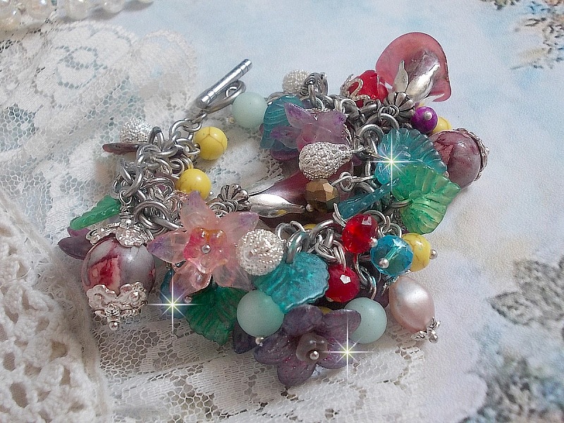 Bracelet Lady Luxe mont&eacute; avec des perles de gemme : L&rsquo;Amazonite et la Sugilite &agrave; laquelle s&rsquo;ajoute des fleurs de diff&eacute;rentes vari&eacute;t&eacute;s peintes &agrave; la main : lucite et r&eacute;sine, breloques et perles