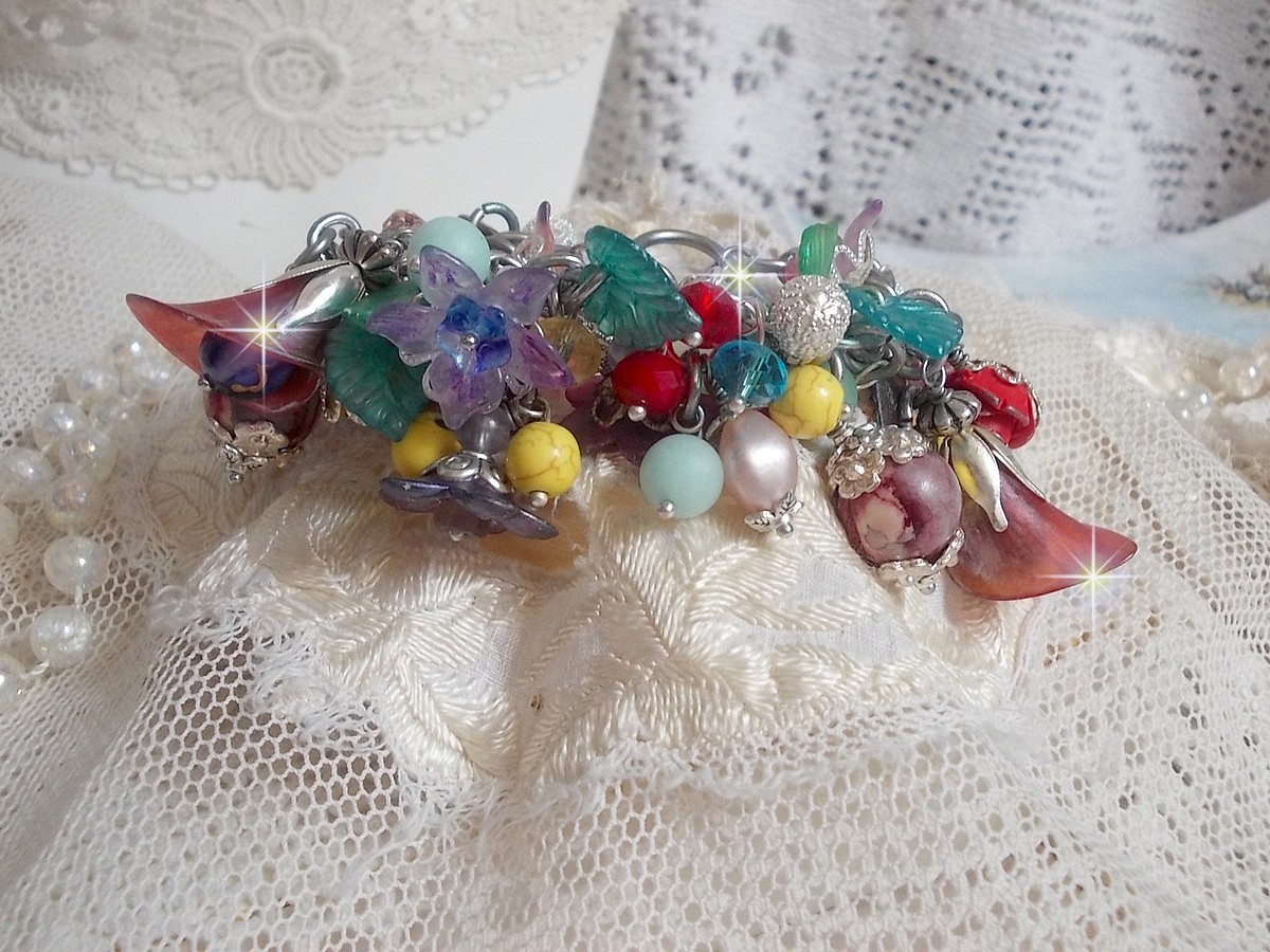 Bracelet Lady Luxe mont&eacute; avec des perles de gemme : L&rsquo;Amazonite et la Sugilite &agrave; laquelle s&rsquo;ajoute des fleurs de diff&eacute;rentes vari&eacute;t&eacute;s peintes &agrave; la main : lucite et r&eacute;sine, breloques et perles