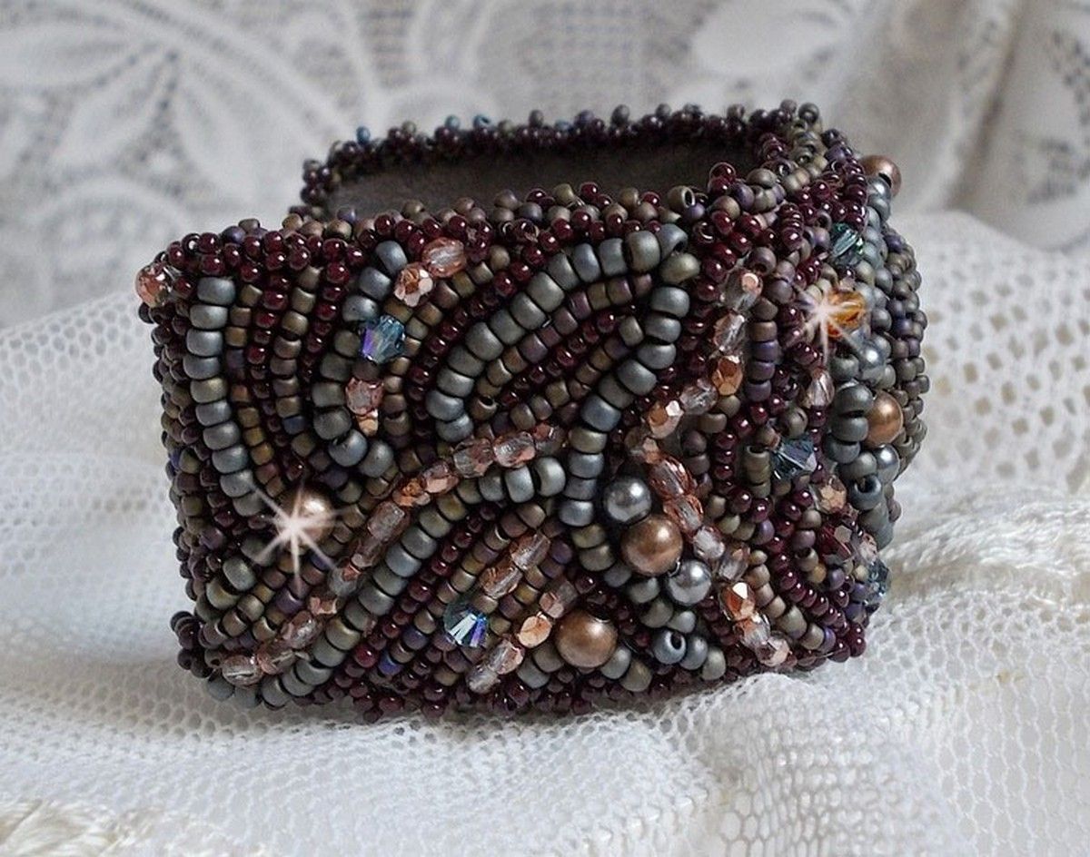 Bracelet manchette artisanal brodé en perles et Jaspe Picasso.