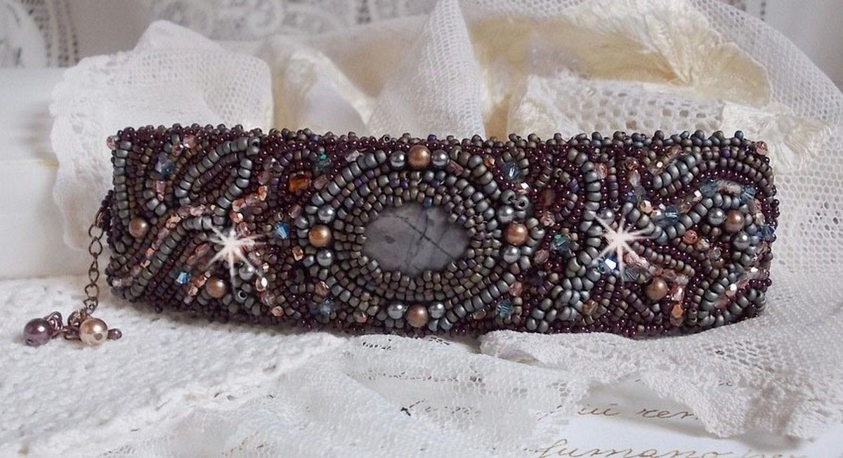 Bracelet manchette artisanal en jaspe Picasso et perles brodées.