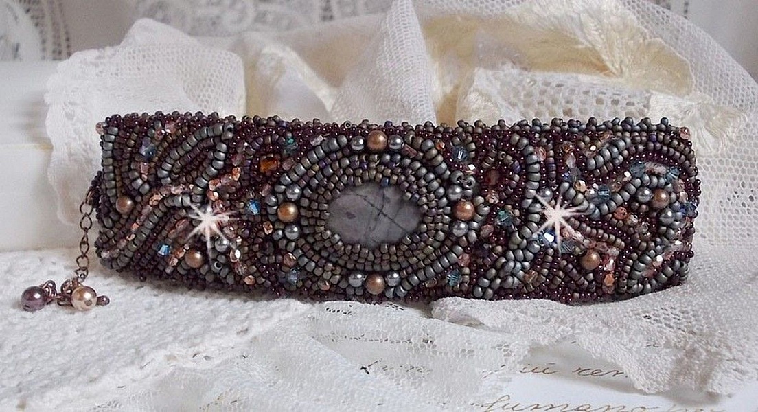 Bracelet manchette artisanal en jaspe Picasso et perles brodées.