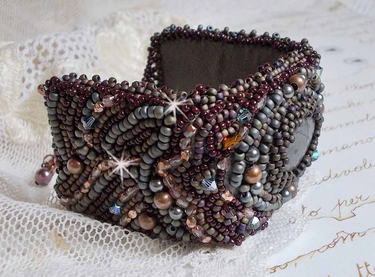 Bracelet manchette artisanal en jaspe Picasso et perles brodées.