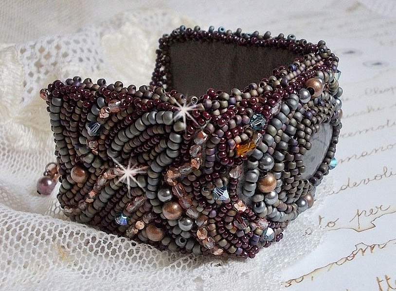 Bracelet manchette artisanal en jaspe Picasso et perles brodées.