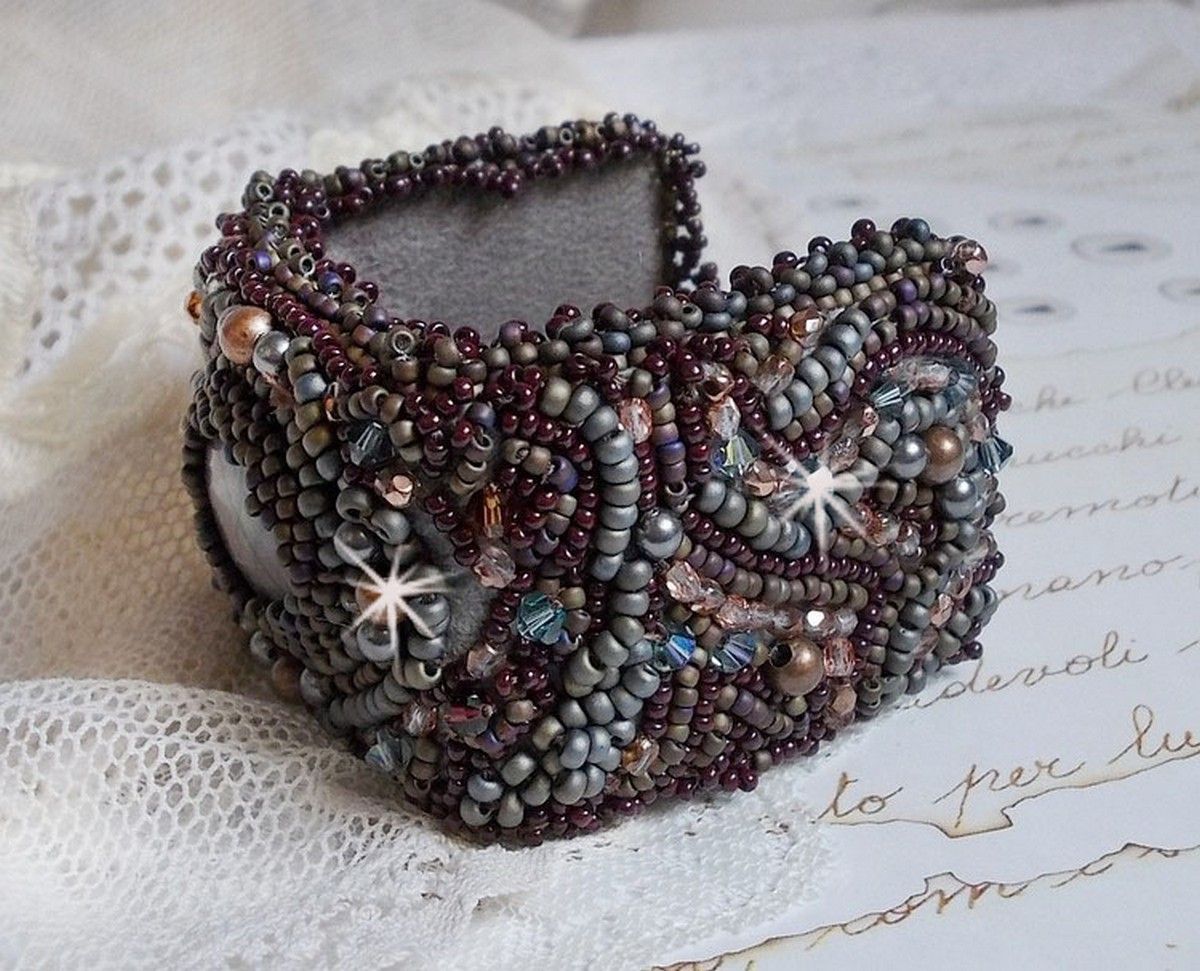 Bracelet manchette artisanal en perles et jaspe Picasso.