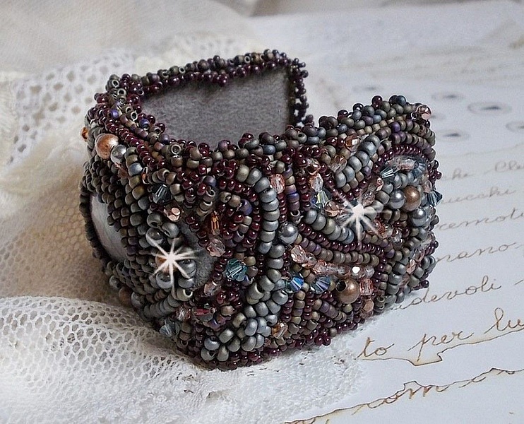 Bracelet manchette artisanal en perles et jaspe Picasso.