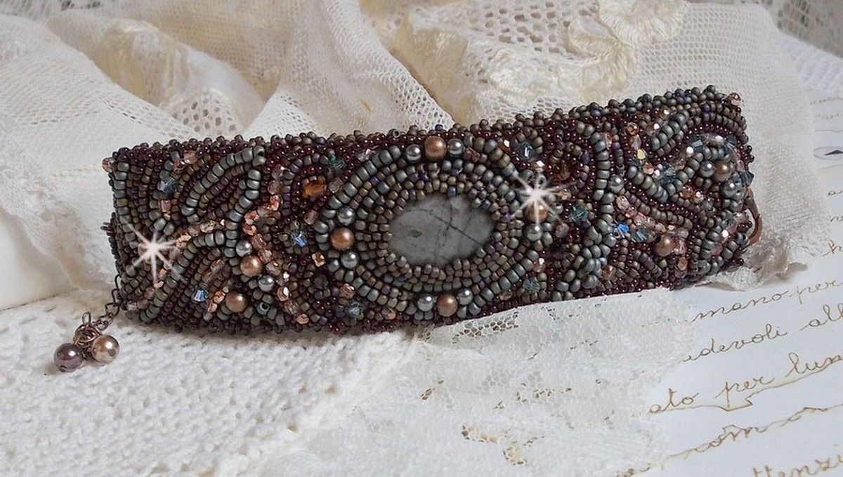 Bracelet manchette artisanal en jaspe Picasso et perles brodées.