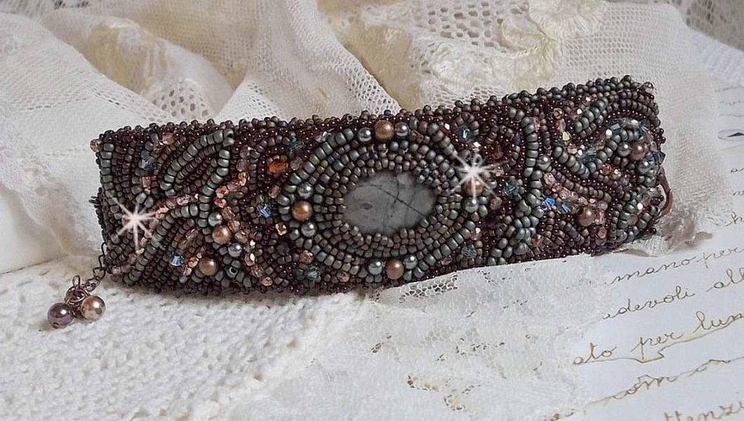 Bracelet manchette artisanal en jaspe Picasso et perles brodées.