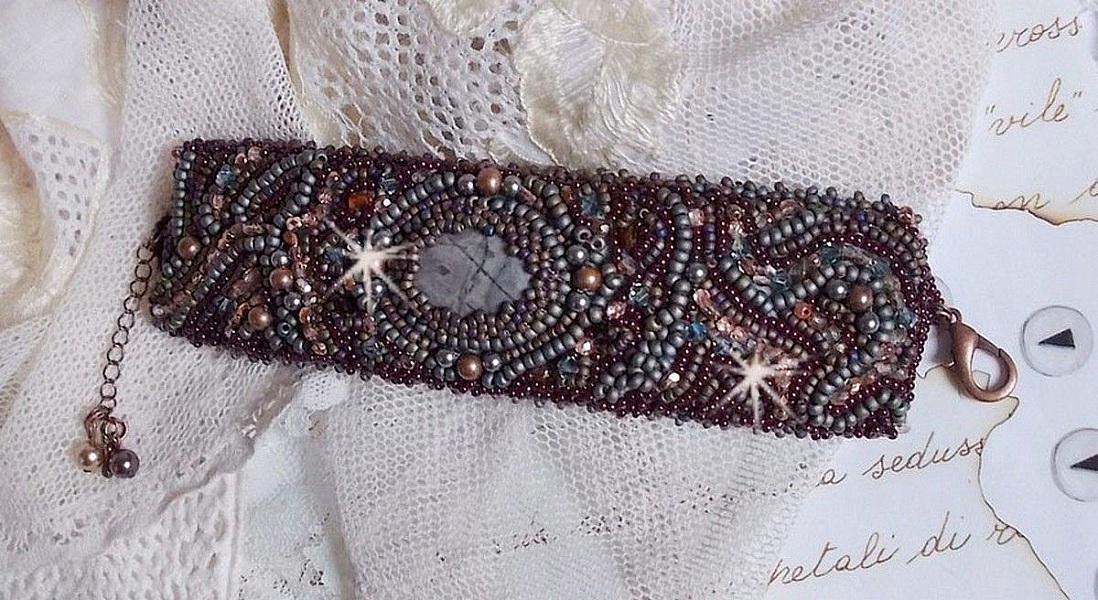 Bracelet manchette artisanal en jaspe Picasso et perles brodées.