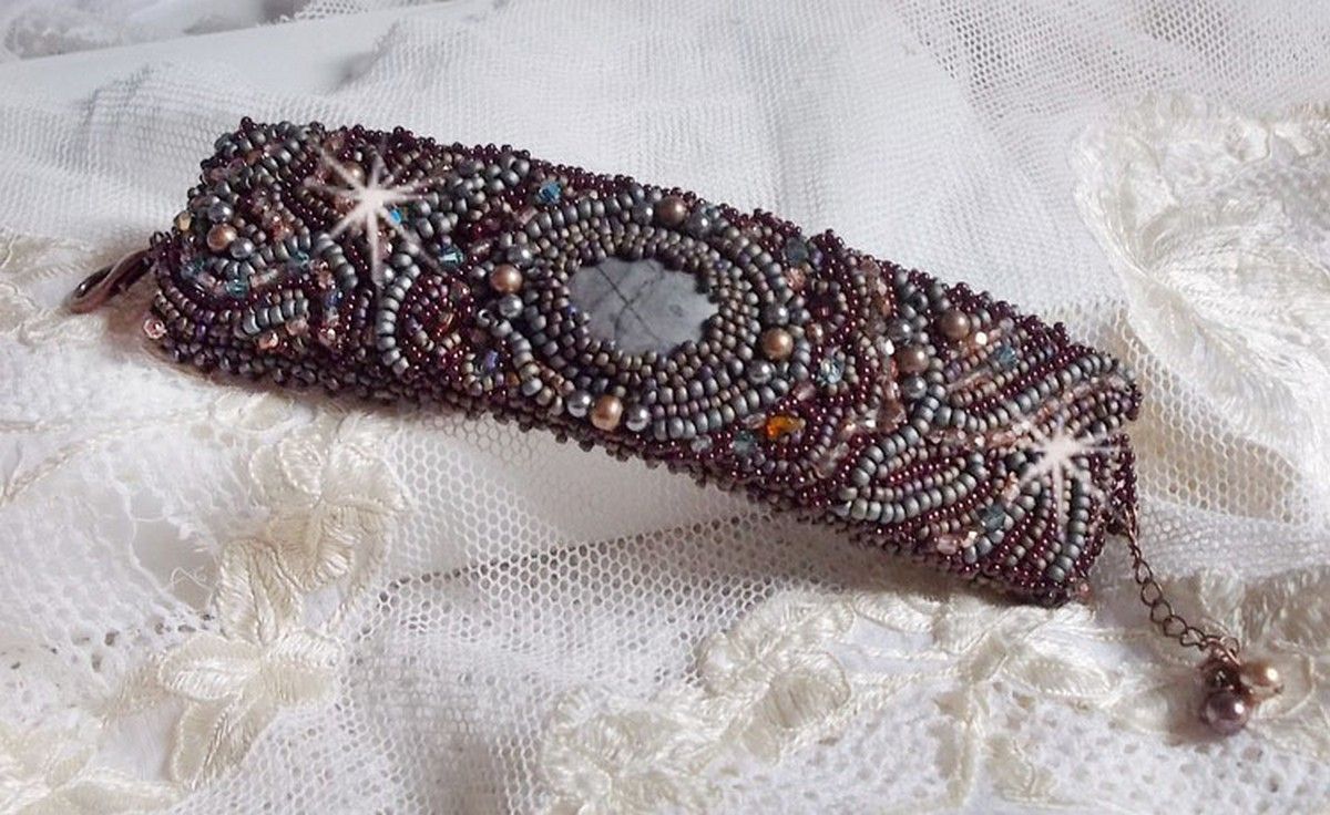 Bracelet manchette artisanal brodé en perles et Jaspe Picasso.