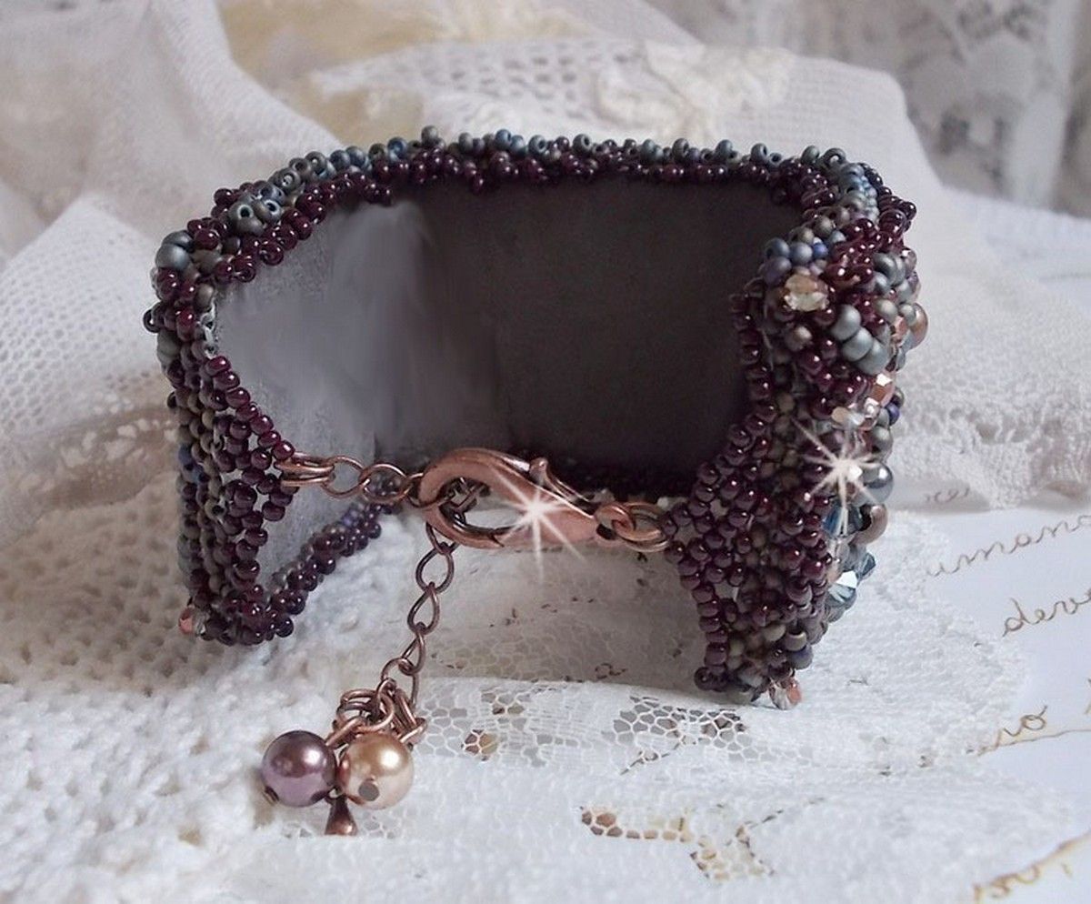 Bracelet manchette artisanal brodé avec fermoir en cuivre vieilli.
