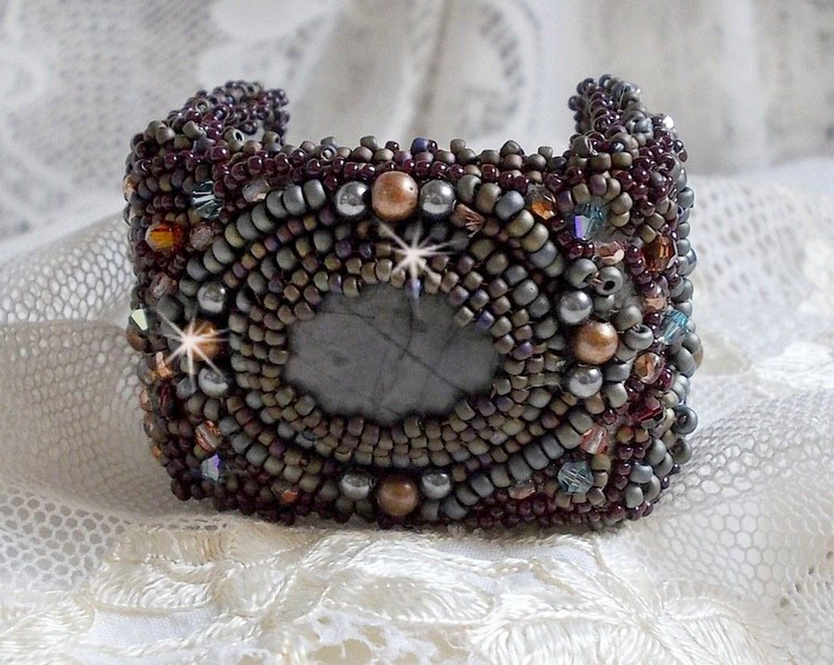Bracelet manchette artisanal en jaspe Picasso et perles brodées.