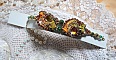 Bracelet artisanal brodé en soie, perles et cristaux colorés.