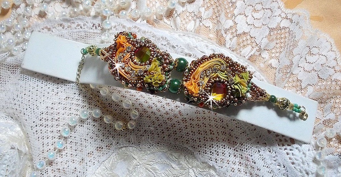 Bracelet artisanal brodé en soie, perles et cristaux colorés.