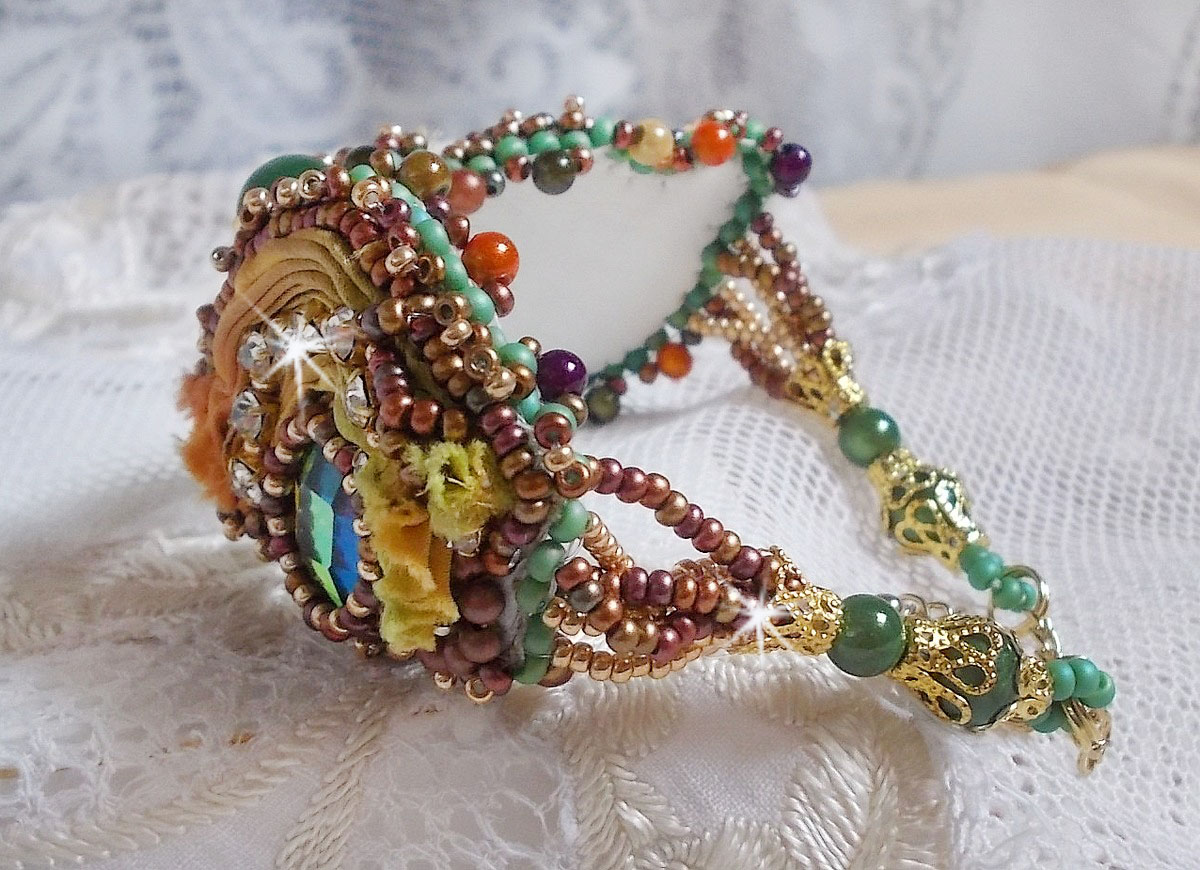 Bracelet artisanal brodé en soie, perles et cristaux colorés.