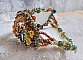 Bracelet artisanal brodé en soie, perles et cristaux colorés.