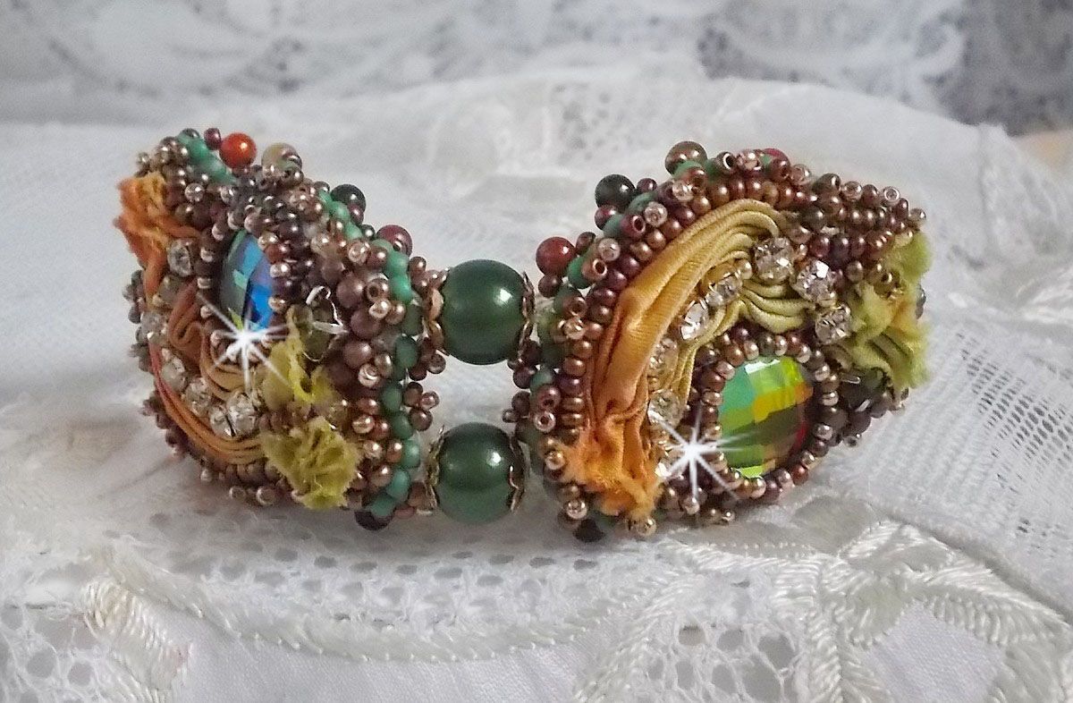 Bracelet artisanal brodé en soie, perles et cristaux colorés.
