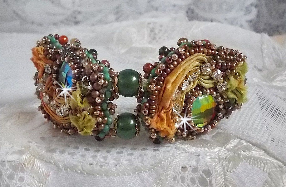 Bracelet artisanal brodé en soie, perles et cristaux colorés.