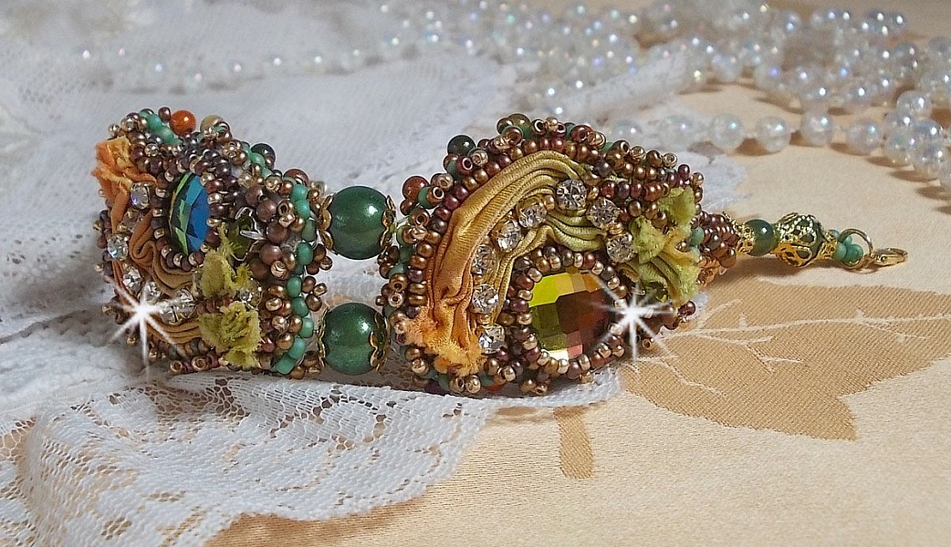 Bracelet artisanal brodé en soie, perles et cristaux colorés.