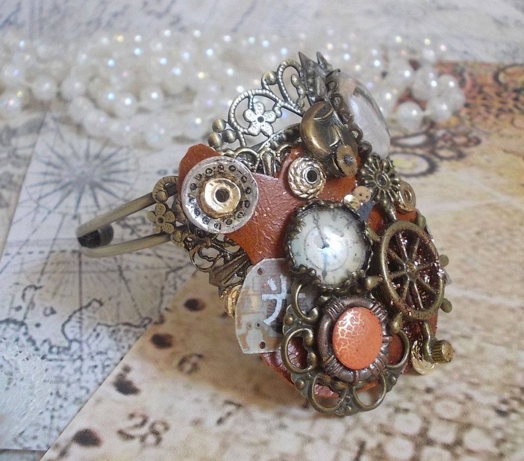 Bracelet L'&eacute;l&eacute;gante du Temps cr&eacute;e avec des rouages, estampes, vis, boulons, m&eacute;canisme de montres et d'autres mat&eacute;riaux