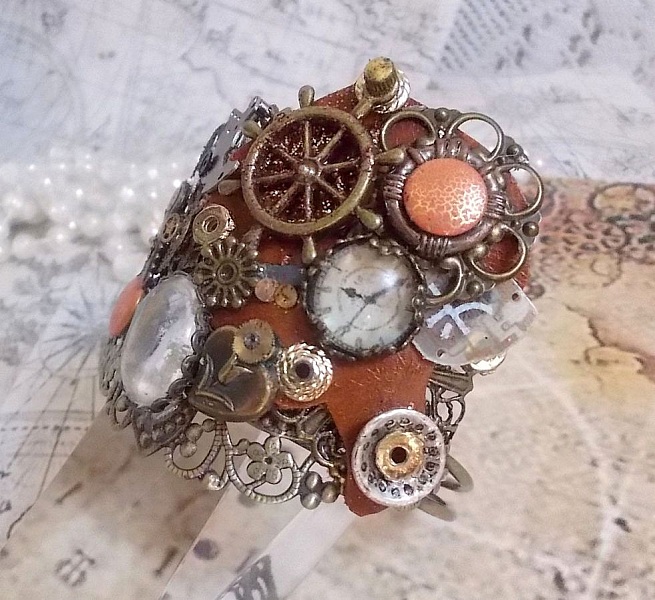 Bracelet L'&eacute;l&eacute;gante du Temps cr&eacute;e avec des rouages, estampes, vis, boulons, m&eacute;canisme de montres et d'autres mat&eacute;riaux