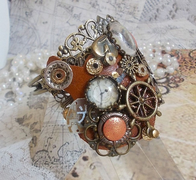 Bracelet L'&eacute;l&eacute;gante du Temps cr&eacute;e avec des rouages, estampes, vis, boulons, m&eacute;canisme de montres et d'autres mat&eacute;riaux