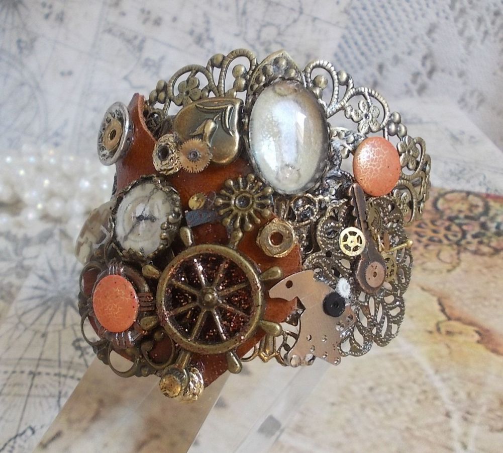 Bracelet L'&eacute;l&eacute;gante du Temps cr&eacute;e avec des rouages, estampes, vis, boulons, m&eacute;canisme de montres et d'autres mat&eacute;riaux