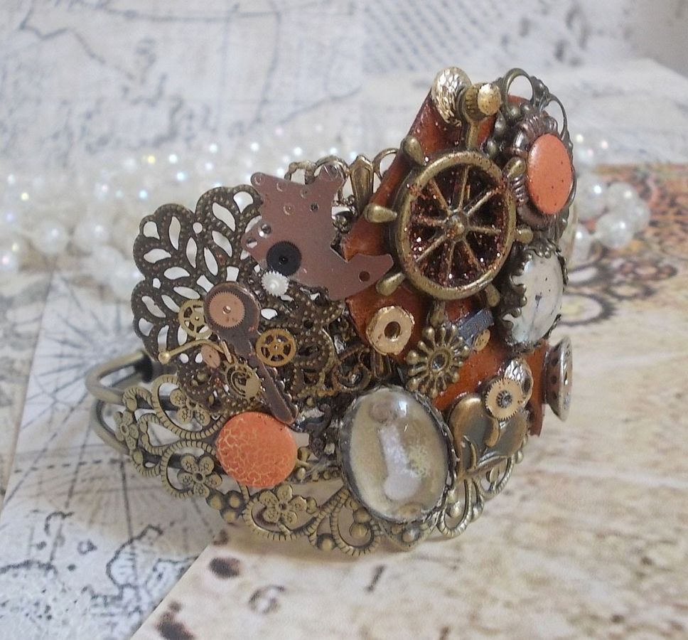 Bracelet L'&eacute;l&eacute;gante du Temps cr&eacute;e avec des rouages, estampes, vis, boulons, m&eacute;canisme de montres et d'autres mat&eacute;riaux