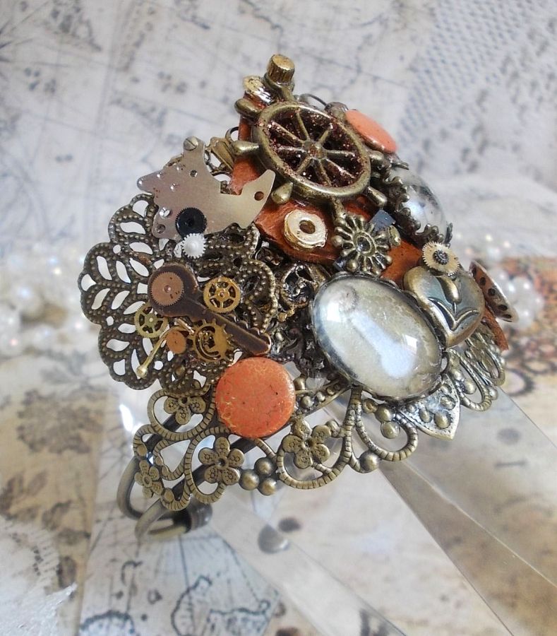 Bracelet L'&eacute;l&eacute;gante du Temps cr&eacute;e avec des rouages, estampes, vis, boulons, m&eacute;canisme de montres et d'autres mat&eacute;riaux