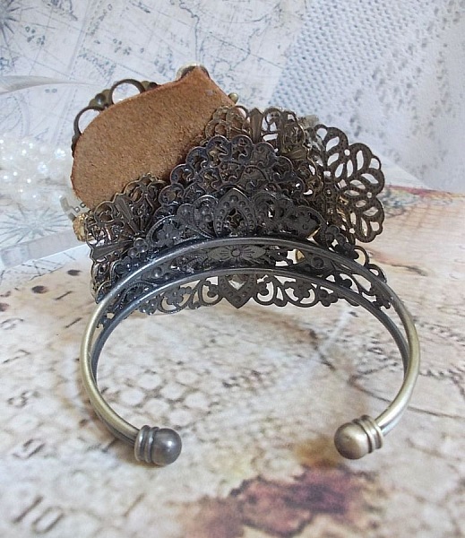 Bracelet L'&eacute;l&eacute;gante du Temps cr&eacute;e avec des rouages, estampes, vis, boulons, m&eacute;canisme de montres et d'autres mat&eacute;riaux