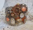 Bracelet L'&eacute;l&eacute;gante du Temps cr&eacute;e avec des rouages, estampes, vis, boulons, m&eacute;canisme de montres et d'autres mat&eacute;riaux