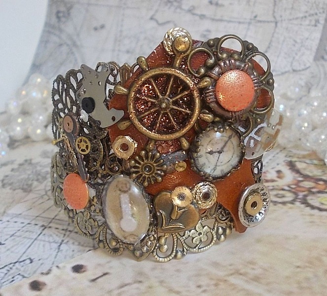 Bracelet L'&eacute;l&eacute;gante du Temps cr&eacute;e avec des rouages, estampes, vis, boulons, m&eacute;canisme de montres et d'autres mat&eacute;riaux