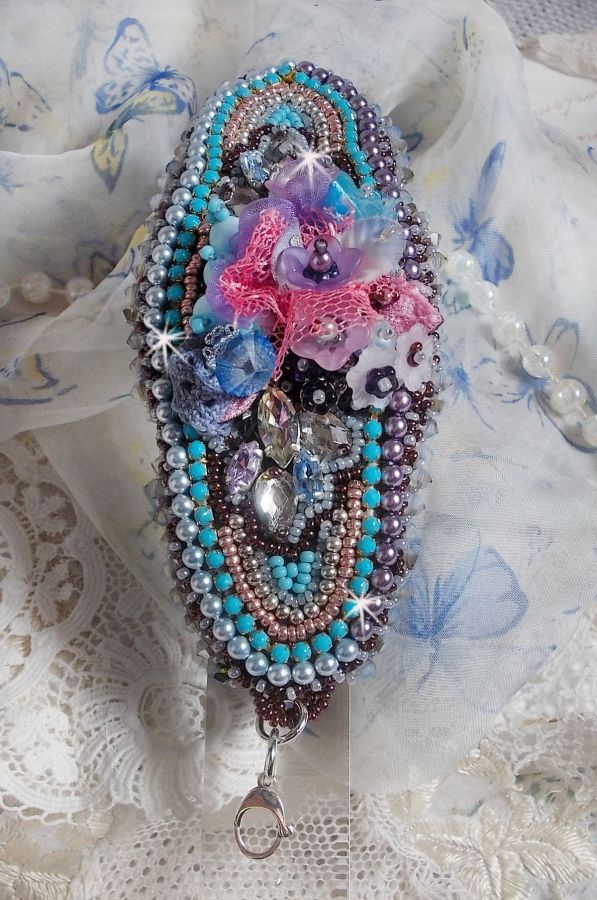 Bracelet manchette Mademoiselle Bluse Haute-Couture brod&eacute; avec des Cristaux de Swarovski, des fleurs en verre de boh&egrave;me, de l'Argent 925/1000, de la dentelle  et des rocailles