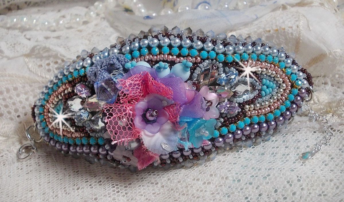 Bracelet manchette Mademoiselle Bluse Haute-Couture brod&eacute; avec des Cristaux de Swarovski, des fleurs en verre de boh&egrave;me, de l'Argent 925/1000, de la dentelle  et des rocailles