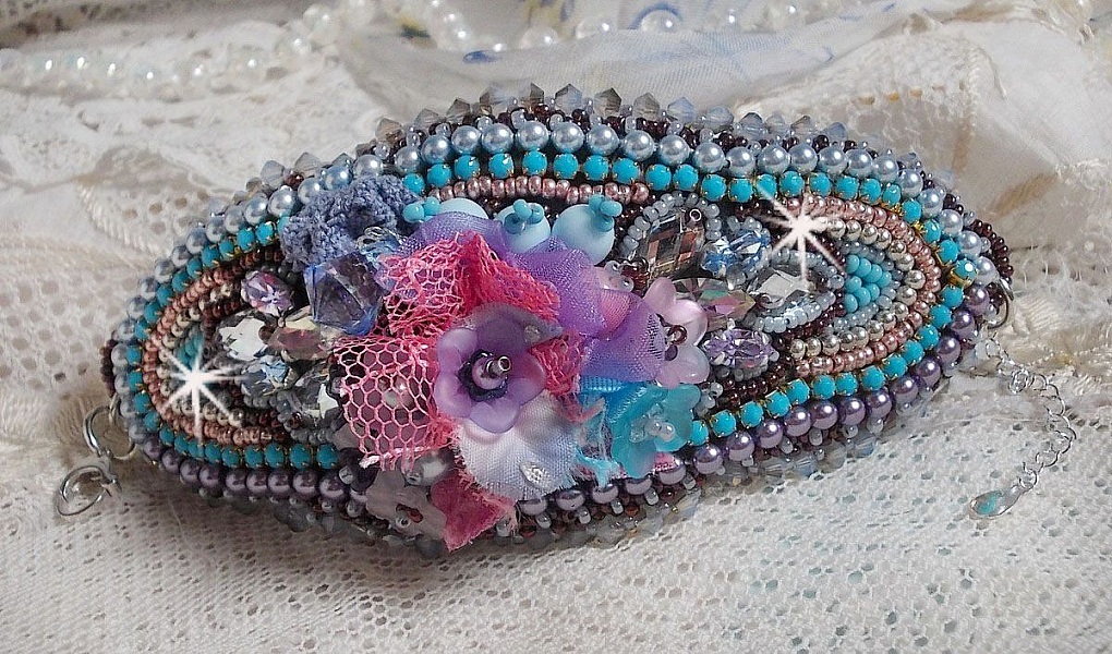 Bracelet manchette Mademoiselle Bluse Haute-Couture brod&eacute; avec des Cristaux de Swarovski, des fleurs en verre de boh&egrave;me, de l'Argent 925/1000, de la dentelle  et des rocailles
